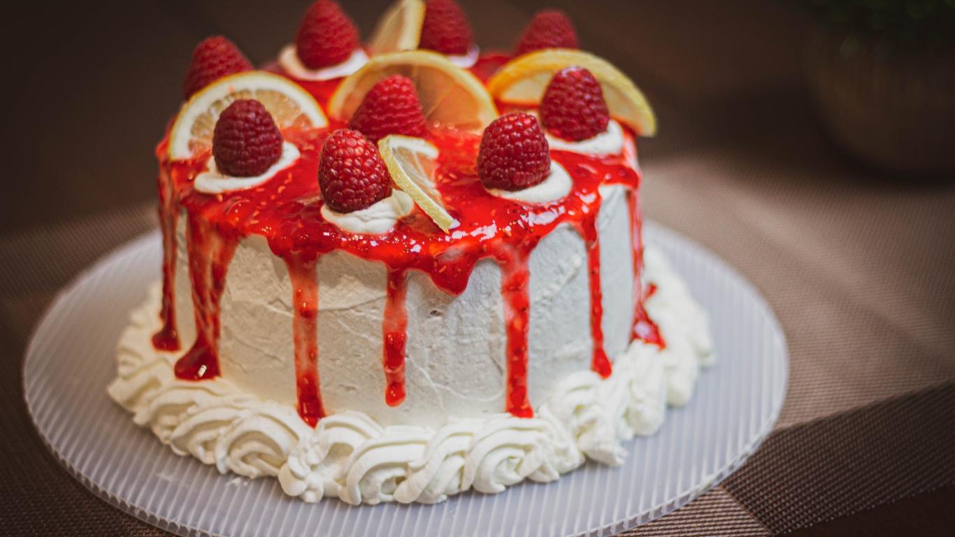 Красивый белый торт с малиной и лимоном 