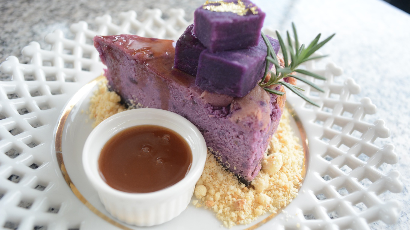 Ягодный чизкейк на тарелке с карамелью 