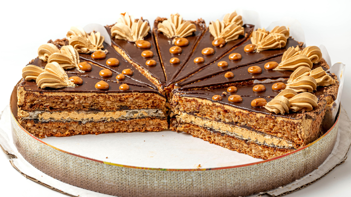 Торт со сливочным кремом на белом фоне