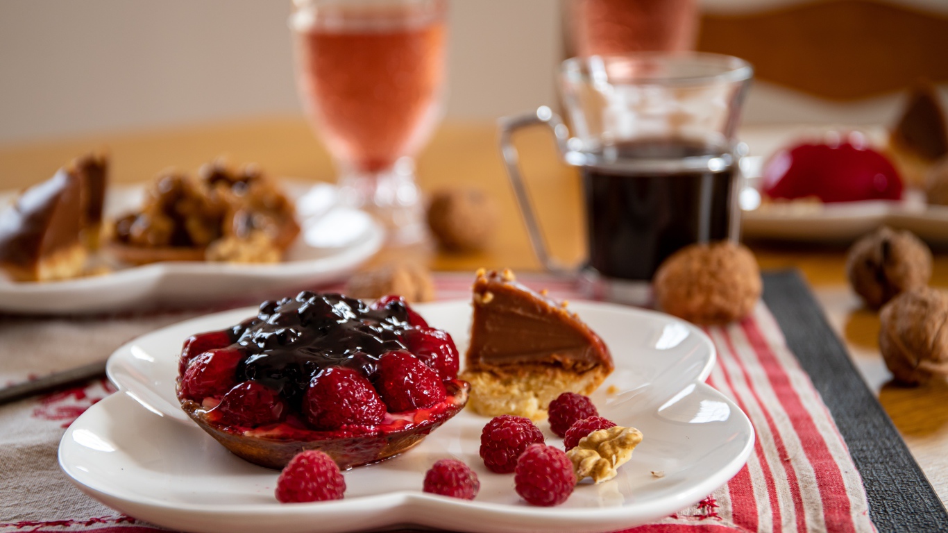 Пирожное с ягодами малины и джемом