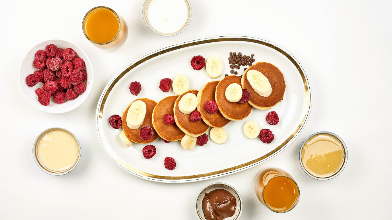 Сырники на столе с малиной и сладкими начинками