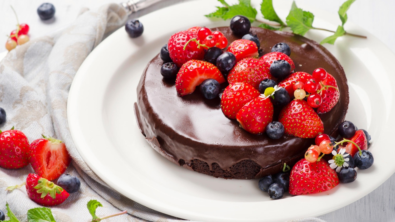 Шоколадный торт с ягодами черники и клубники 