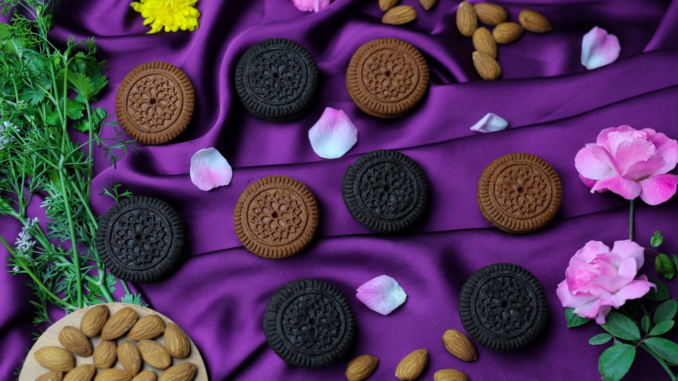 Шоколадное печенье с миндалем на фиолетовой ткани