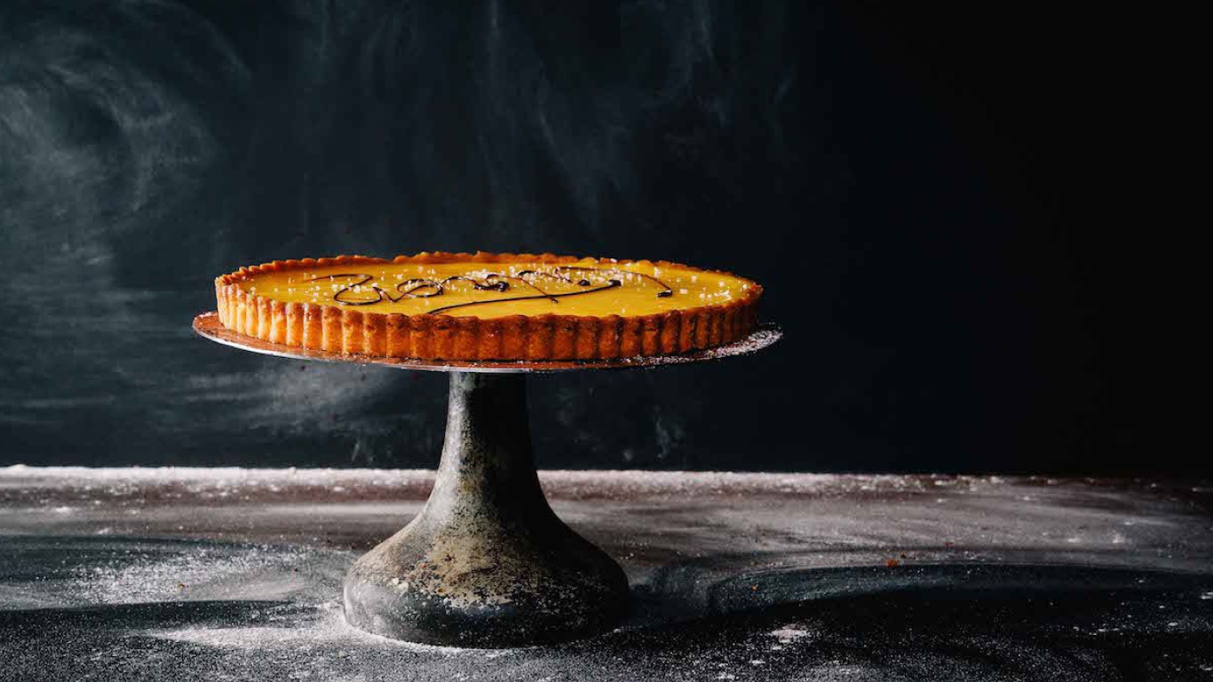 Пирог с кремом на черном фоне 