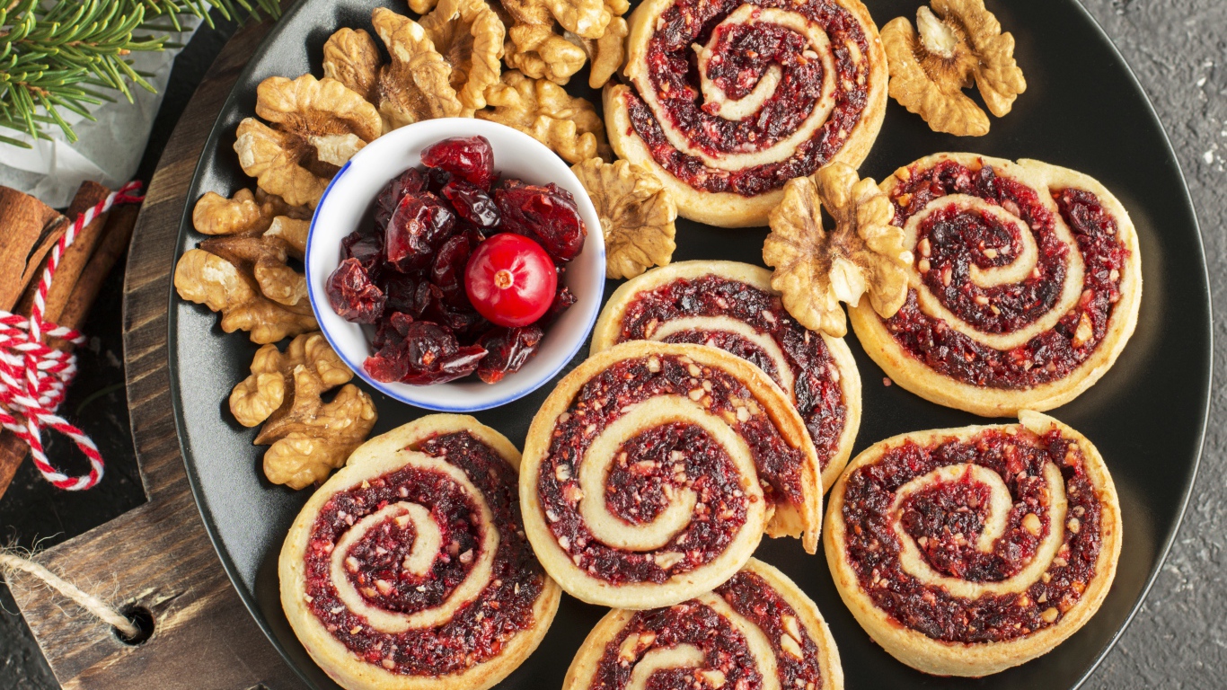 Вкусное печенье на тарелке с сухофруктами и орехами 