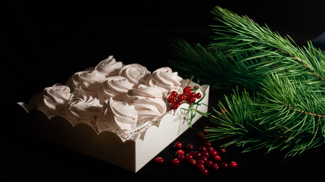 Вкусный десерт меренга с еловой веткой