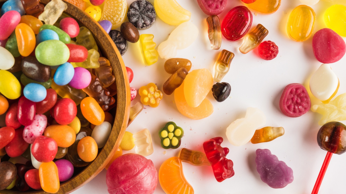 Вкусные желейные конфеты и карамельки на столе