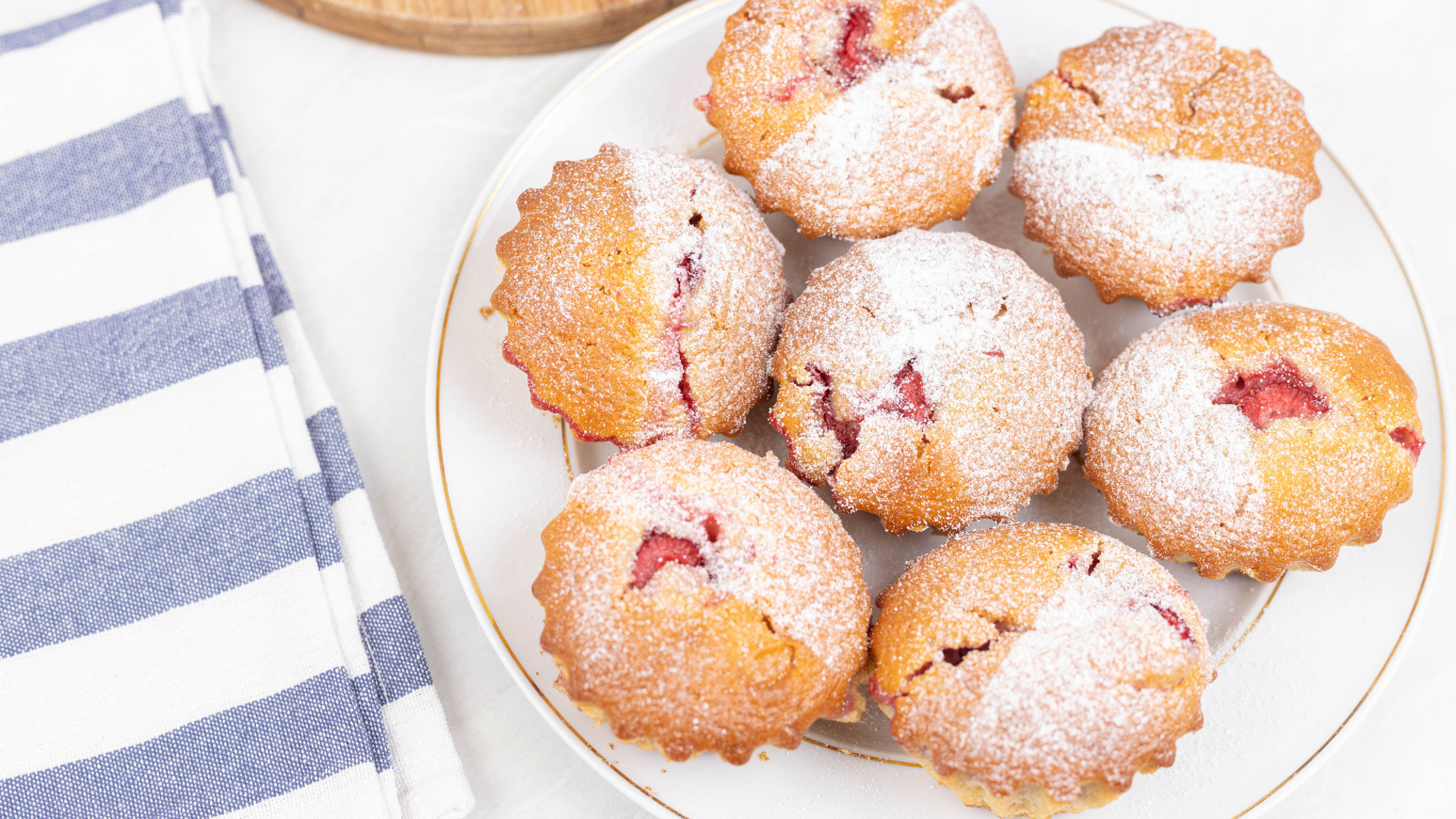 Вкусные кексы с клубникой с сахарной пудрой