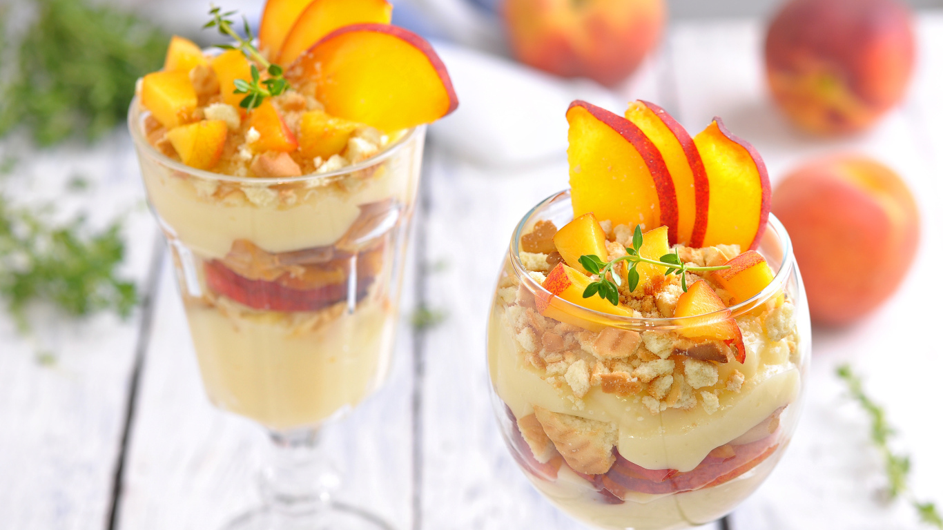 Десерт в стаканах с кусочками свежего нектарина 