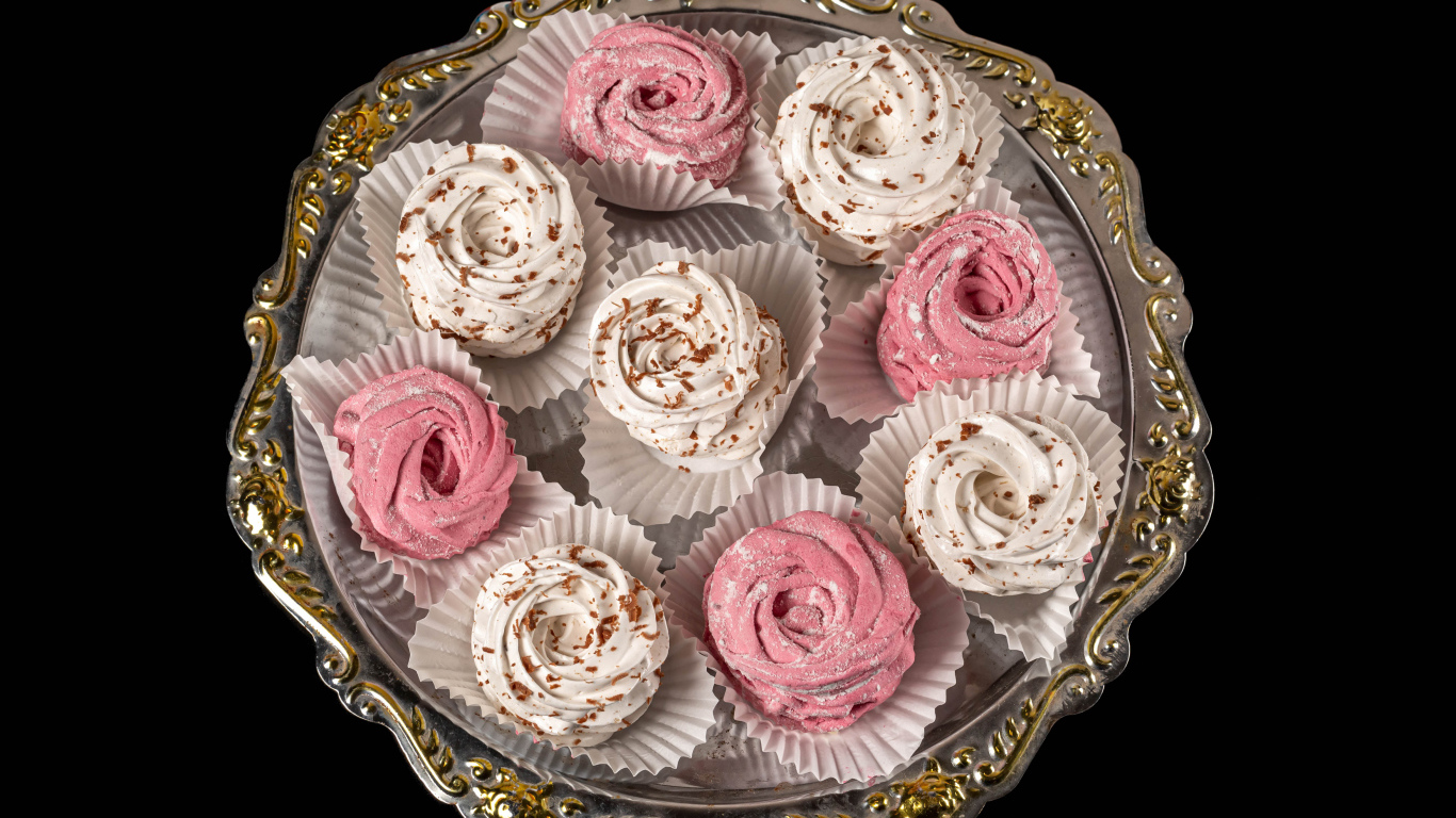 Домашний фруктовый зефир на черном фоне