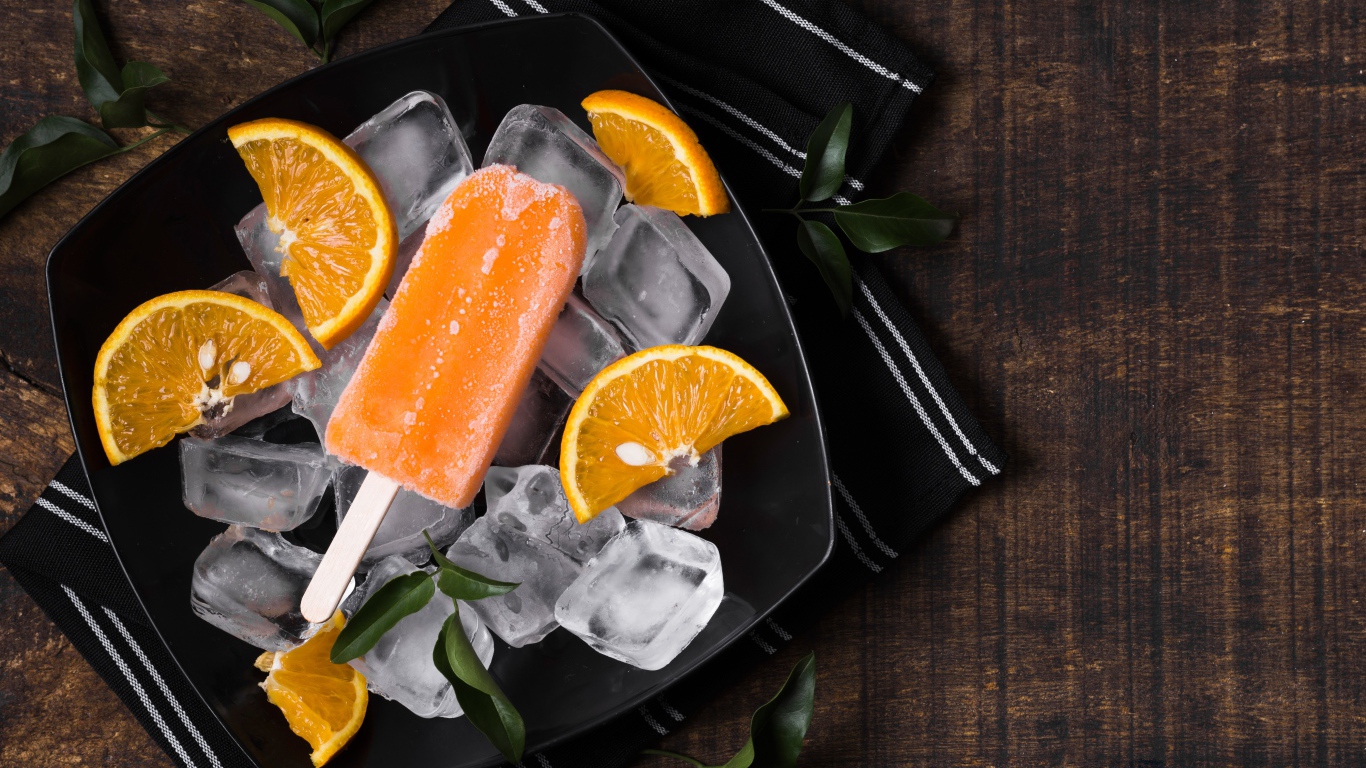 Мороженое с кусочками льда и апельсинами 