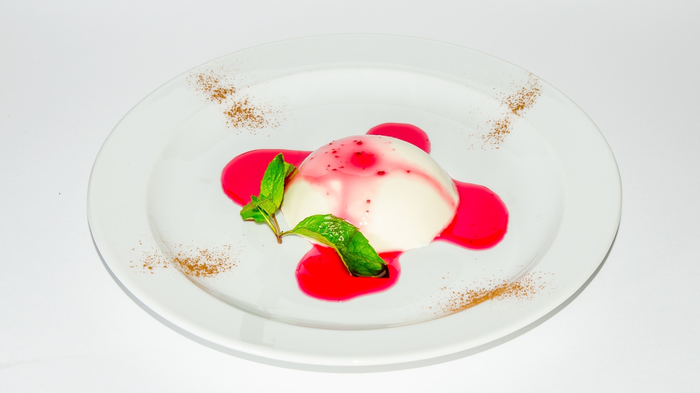 Молочное желе с джемом на белой тарелке 