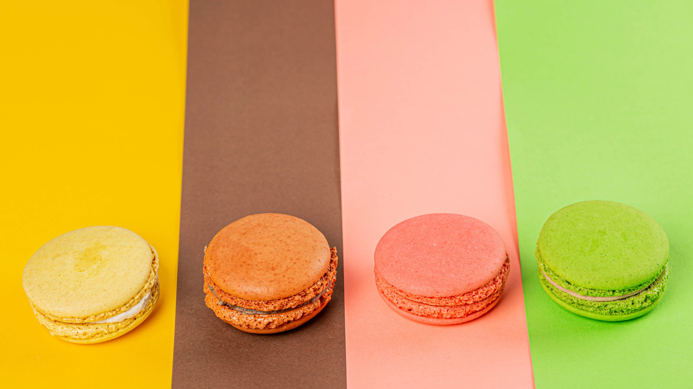 Разноцветный десерт макарон на бумаге 