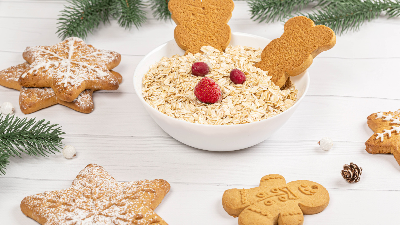 Овсяные хлопья  с печеньем на столе с еловой веткой