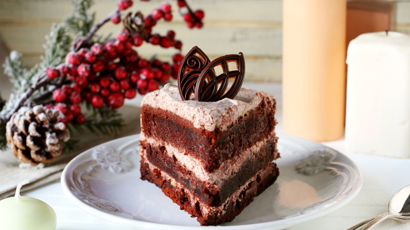 Кусок шоколадного торта на белой тарелке на столе