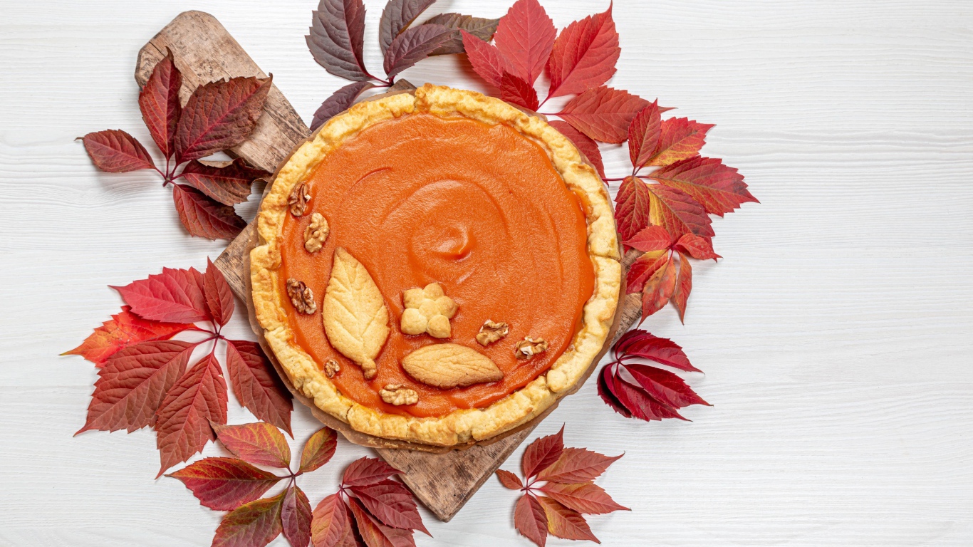 Тыквенный пирог с листьями на столе 