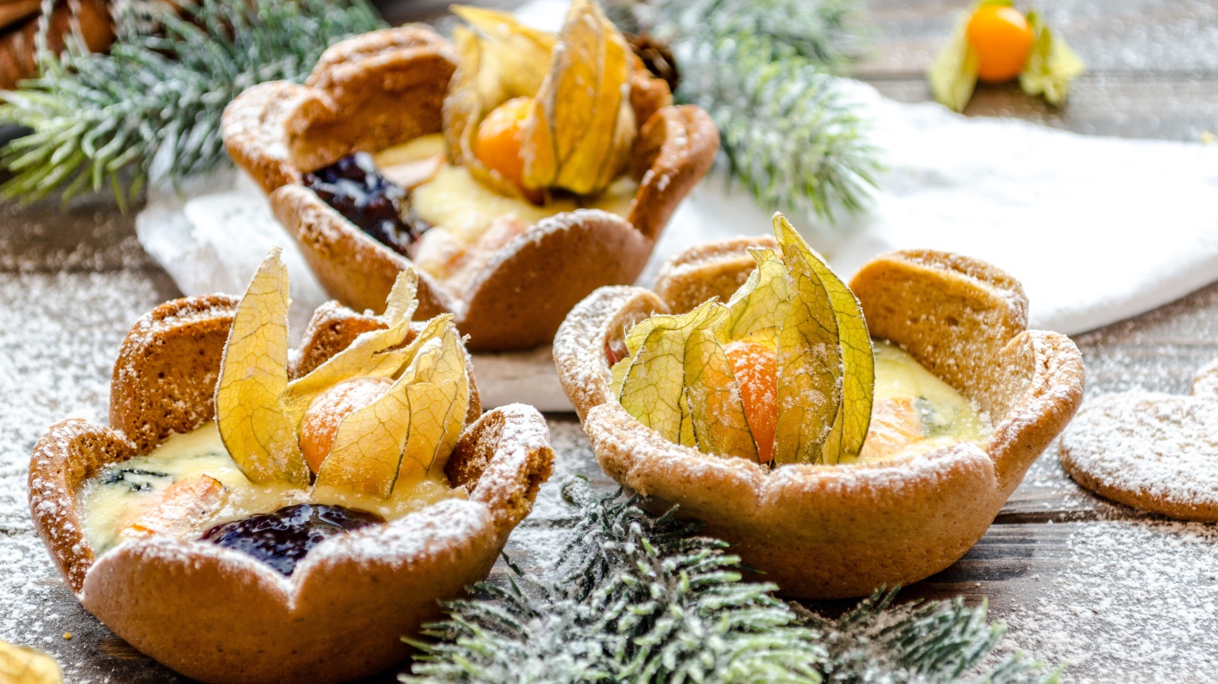 Песочное печенье  с физалисом и ветками ели на столе 