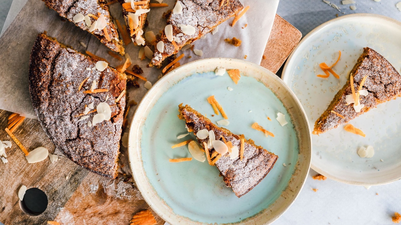 Сладкий пирог нарезанный на куски