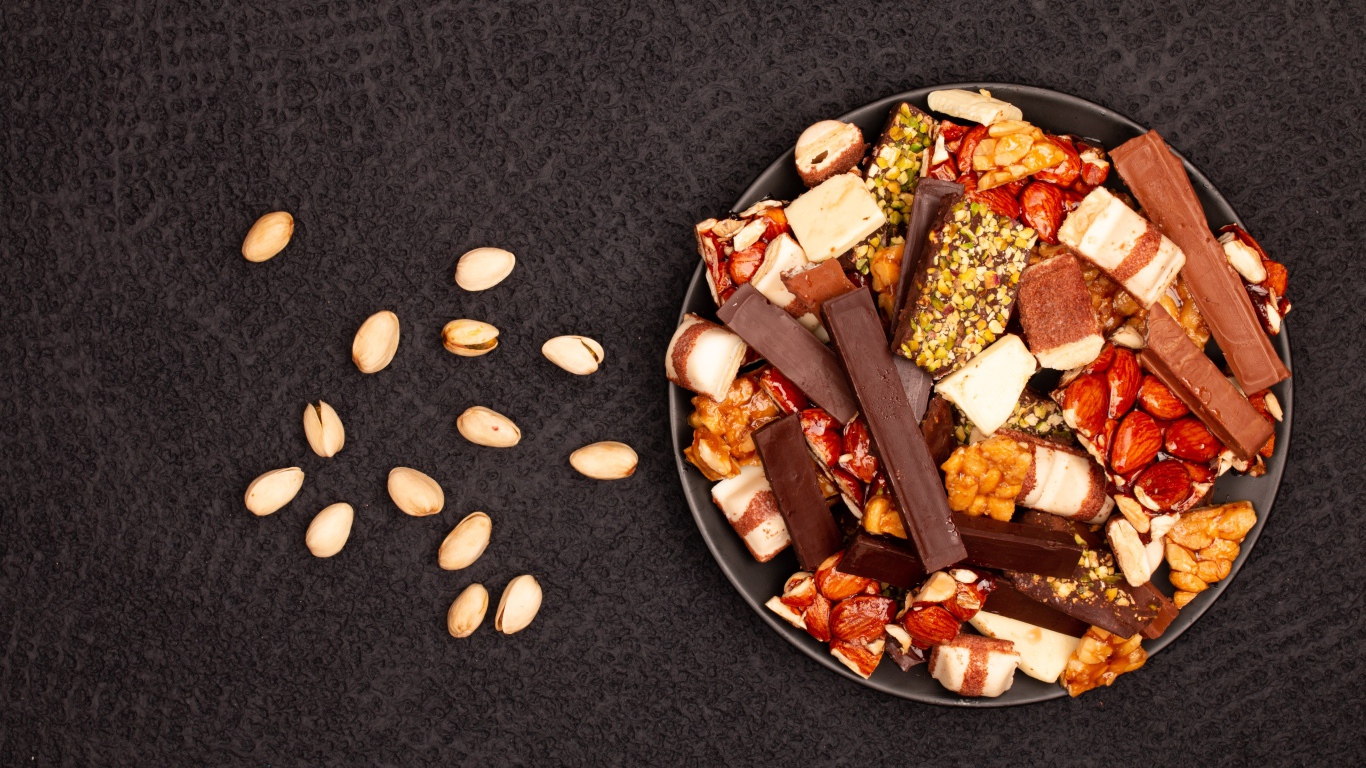 Сладости с орехами на черном столе 