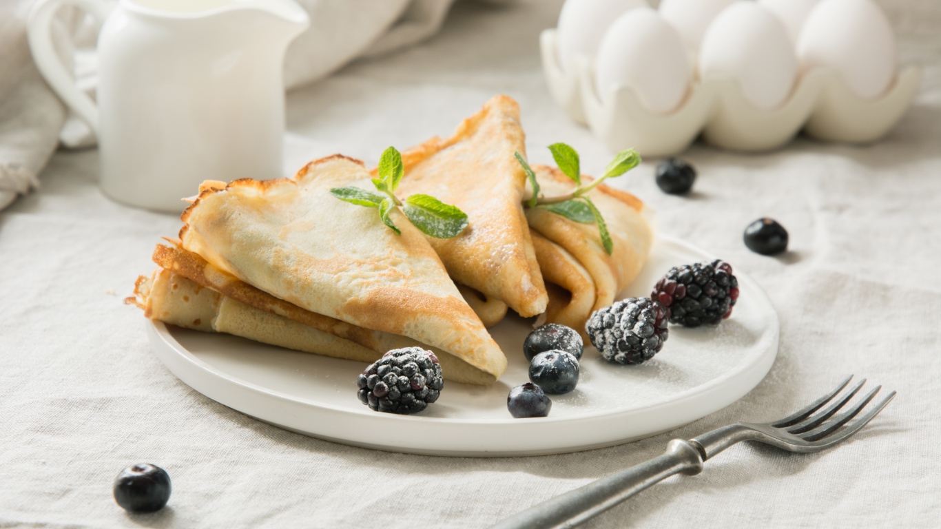 Тонкие аппетитные блинчики с ягодами ежевики и черники