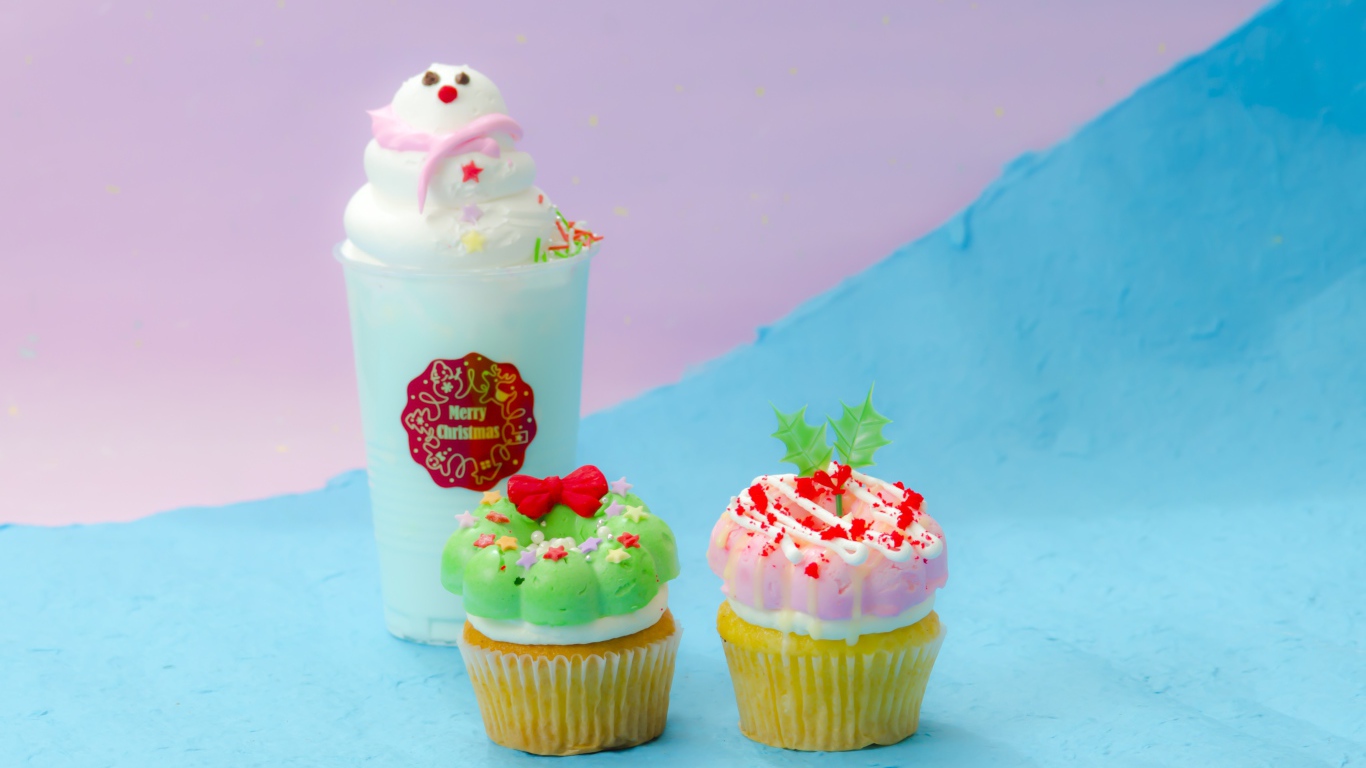 Два кекса и коктейль на ярком фоне 