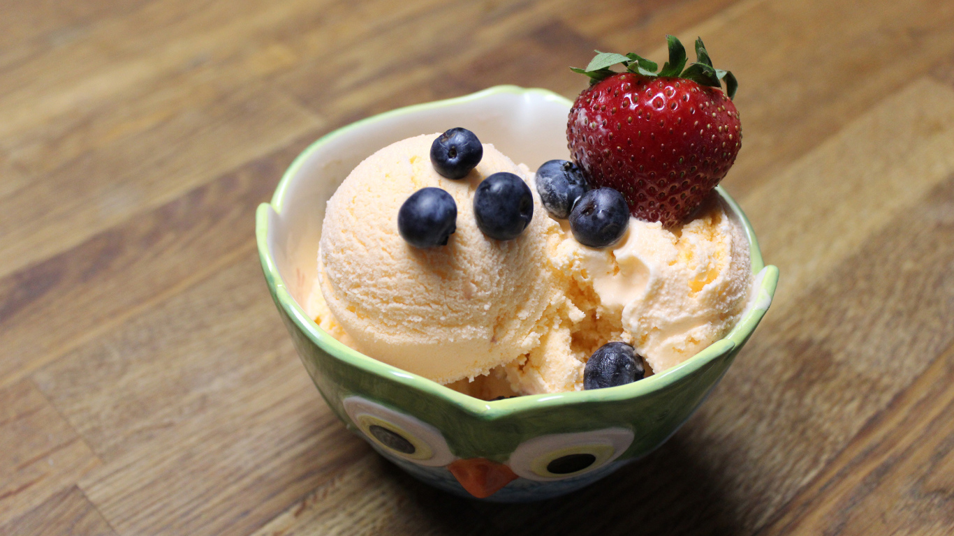 Шарики ванильного мороженого с ягодами черники и клубники