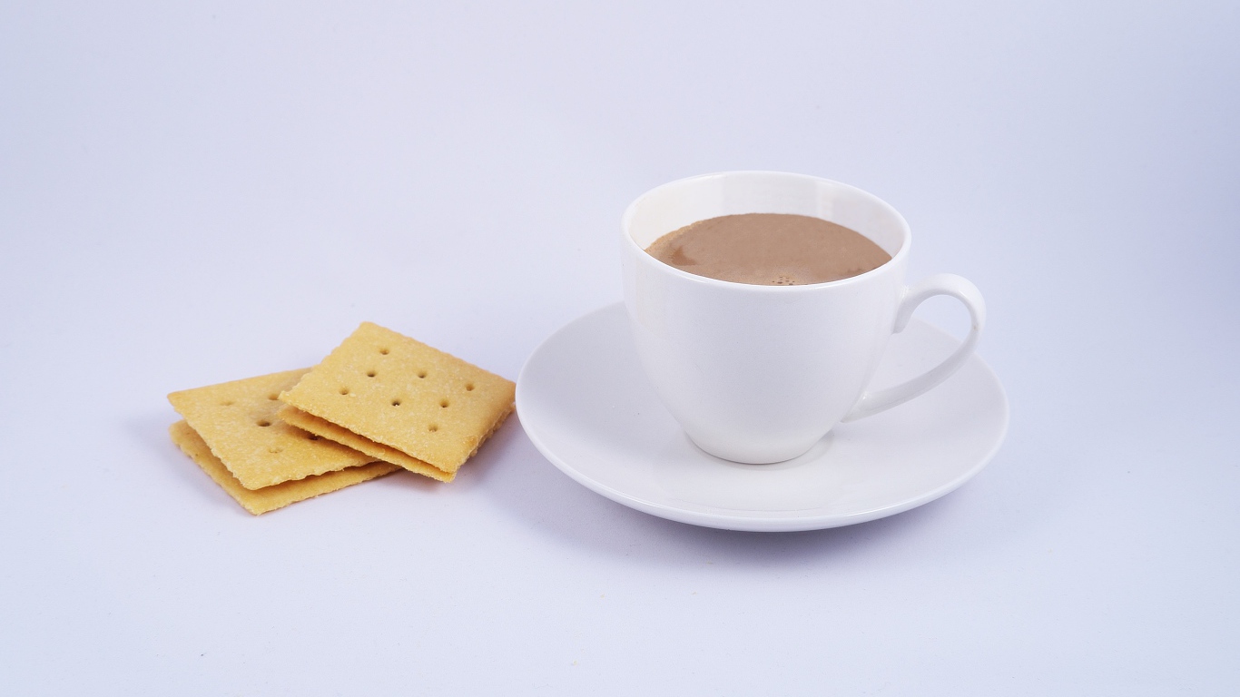 Чашка кофе на столе с галетами