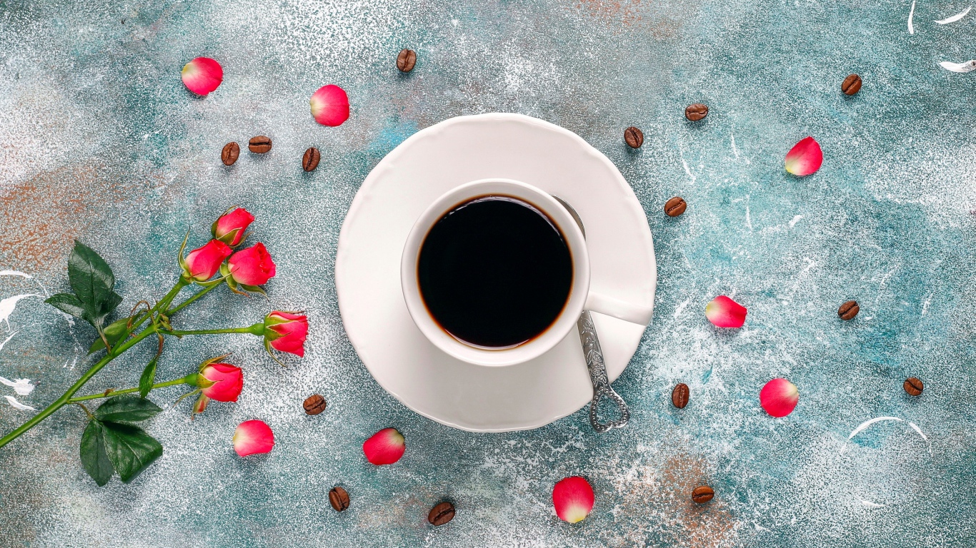 Чашка кофе с розовой розой на столе