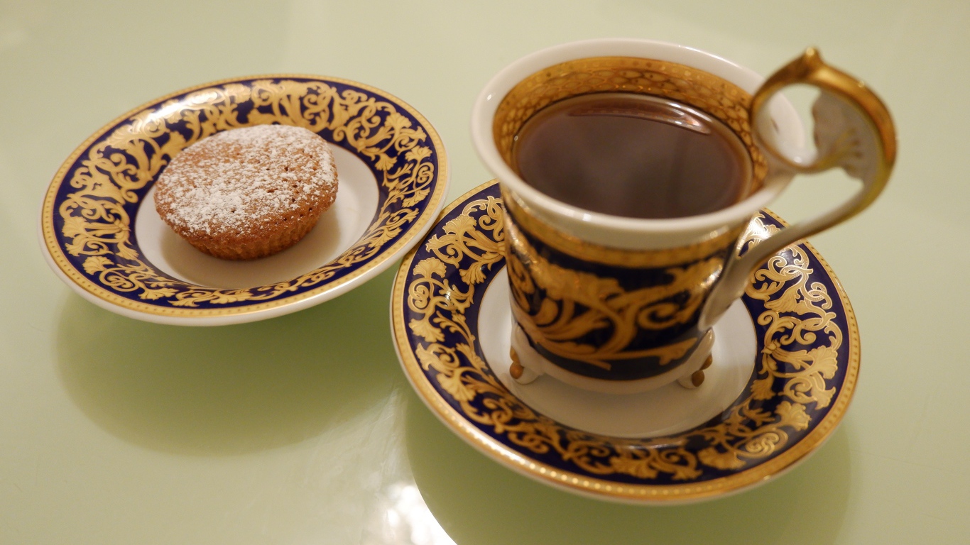 Чашка чая на столе с кексом