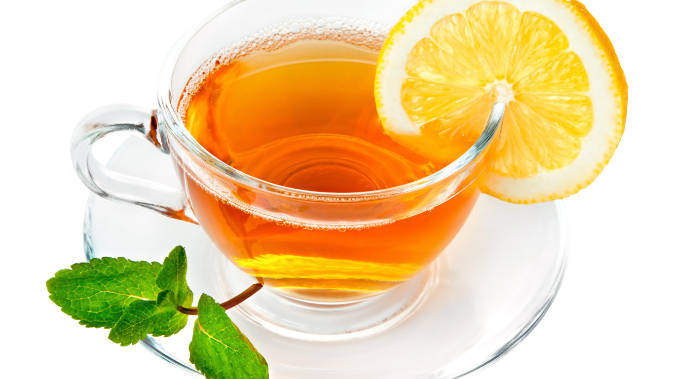 Чашка чая с лимоном и мятой на белом фоне