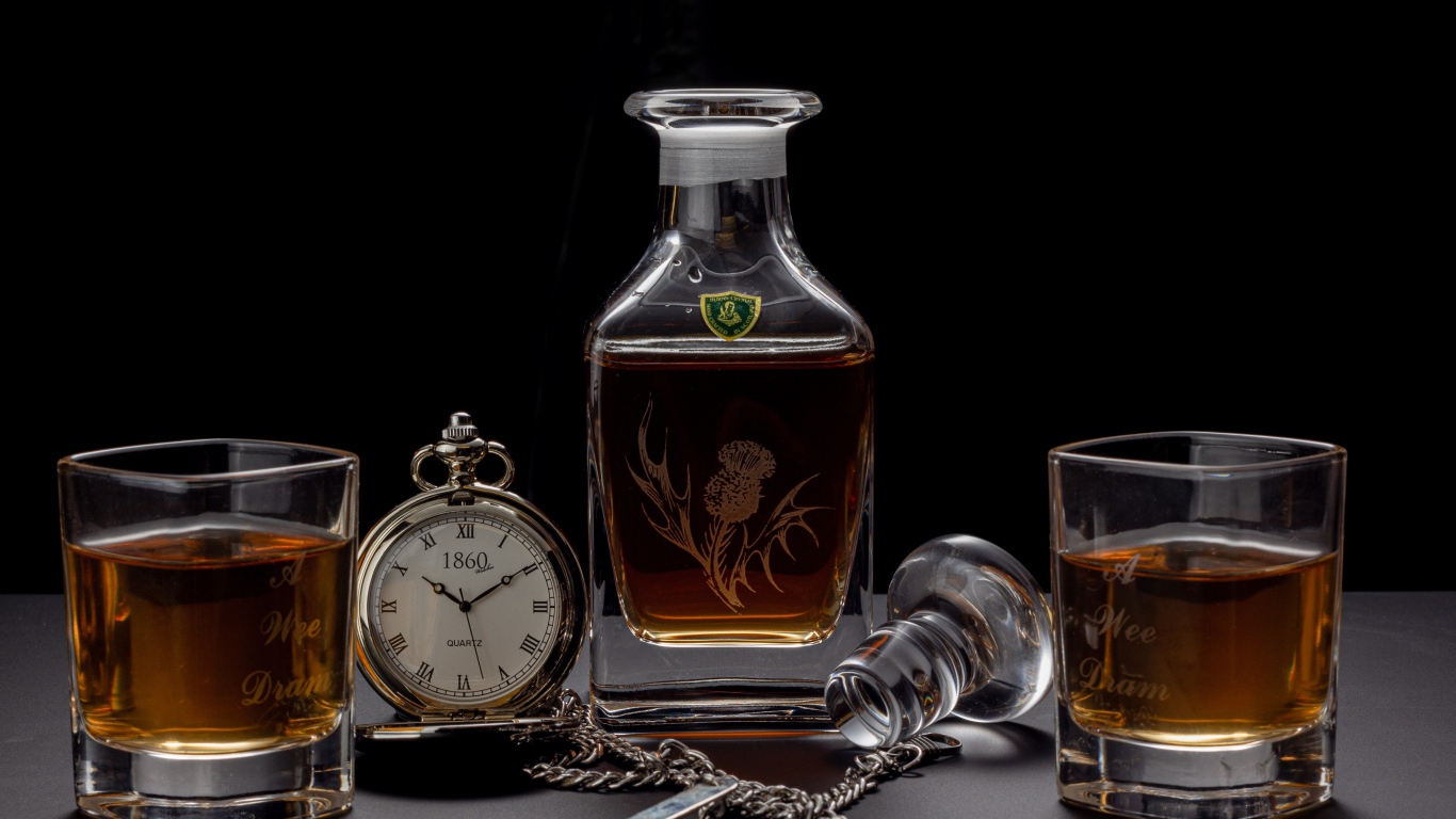 Дорогой коньяк на столе с карманными часами 