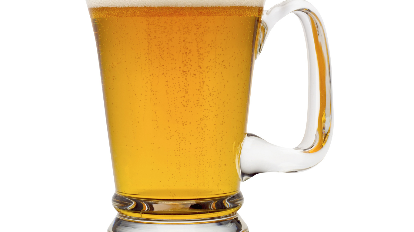 Бокал пенного пива на белом фоне