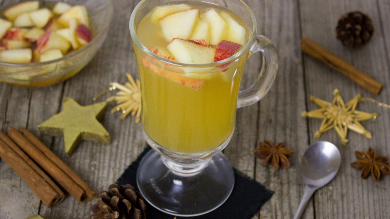Горячий яблочный напиток с корицей 