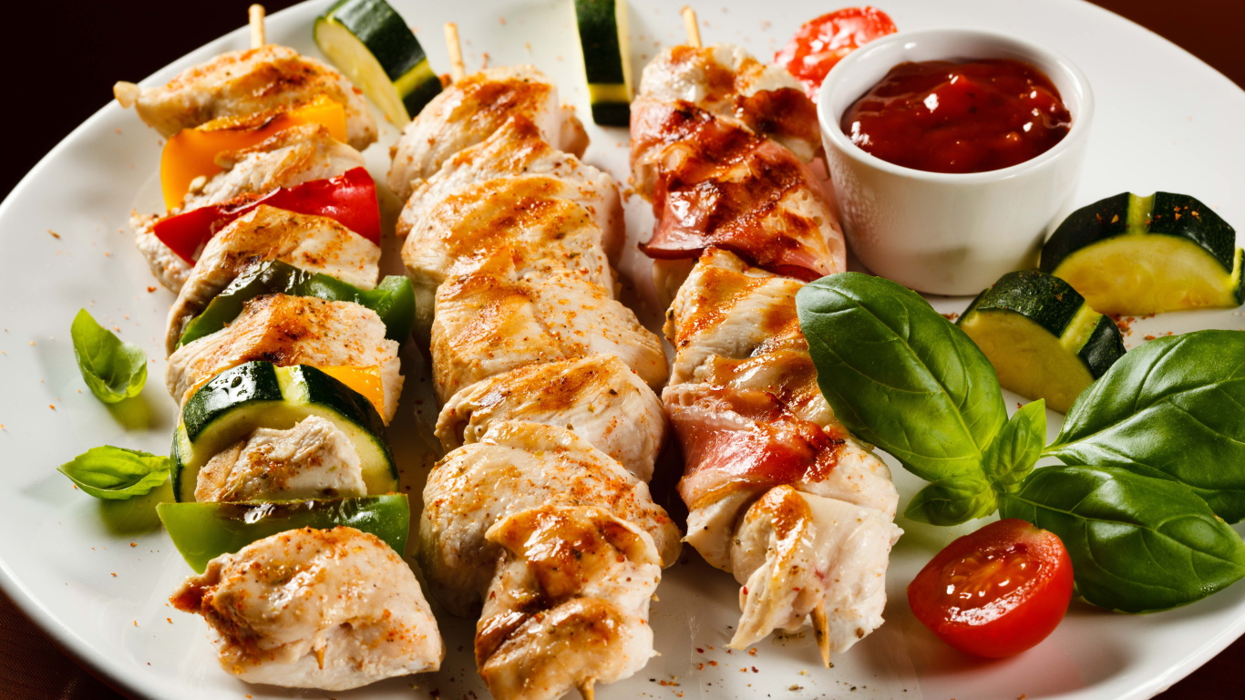 Аппетитный шашлык из курицы с кабачками на тарелке 