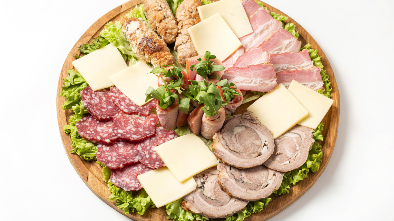 Мясные продукты с сыром на доске на белом фоне