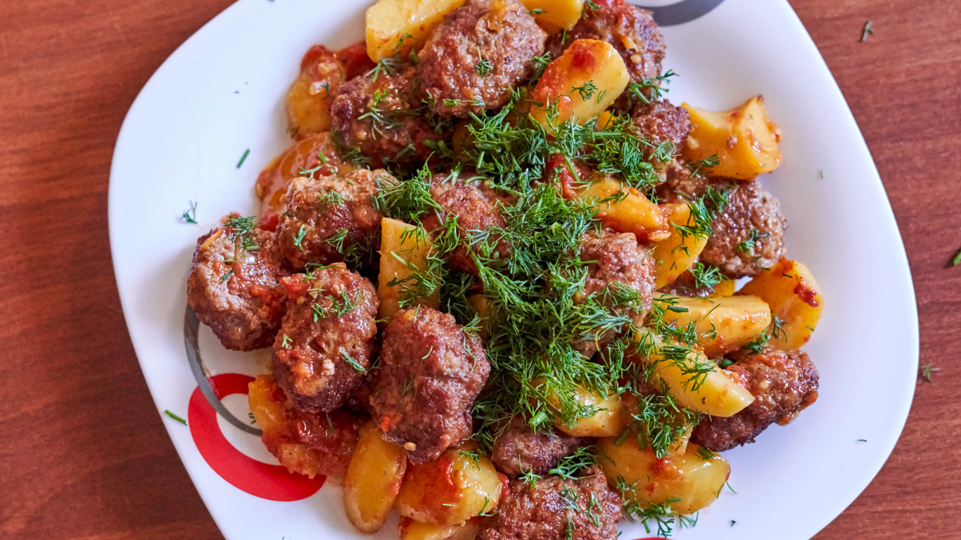 Фрикадельки с картофелем и укропом на белой тарелке