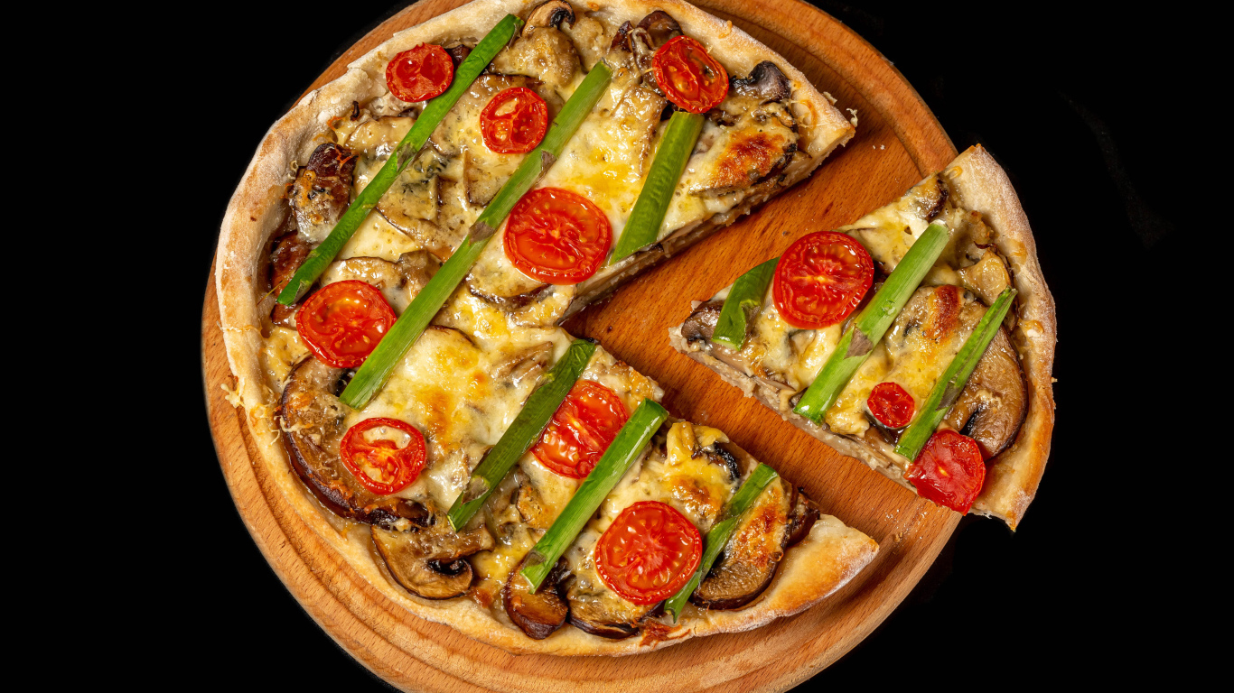 Вкусная вегетарианская пицца с помидорами и шампиньонами на черном фоне