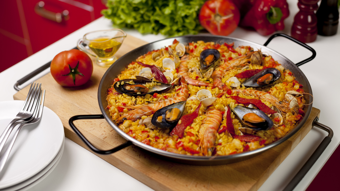 Плов с морепродуктами на столе с овощами