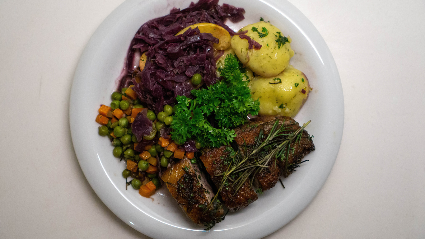 Картофель на тарелке с рыбой и салатом