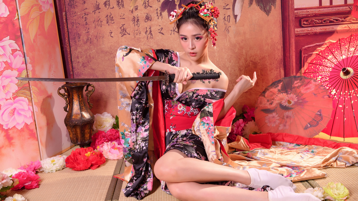 Девушка азиатка в кимоно с мечом сидит на полу 