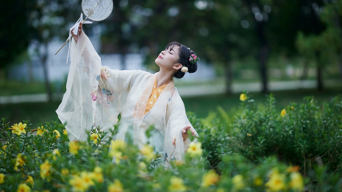 Красивая девушка азиатка в наряде с веером