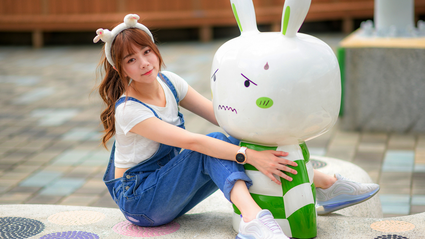 Красивая девушка азиатка с зайцем