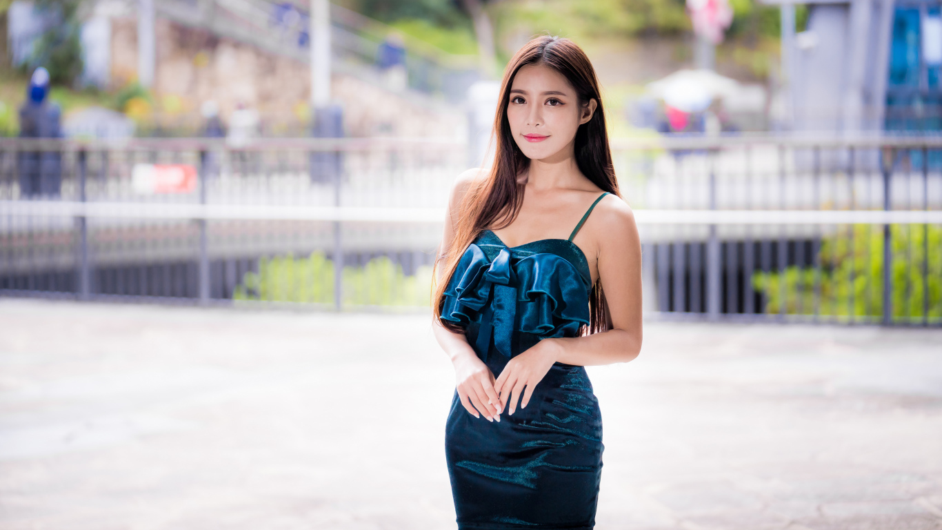Красивая девушка азиатка в коротком черном платье 