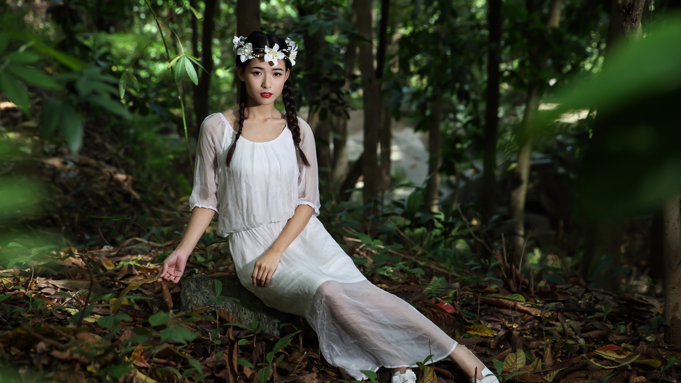 Красивая девушка азиатка в белом платье  в лесу