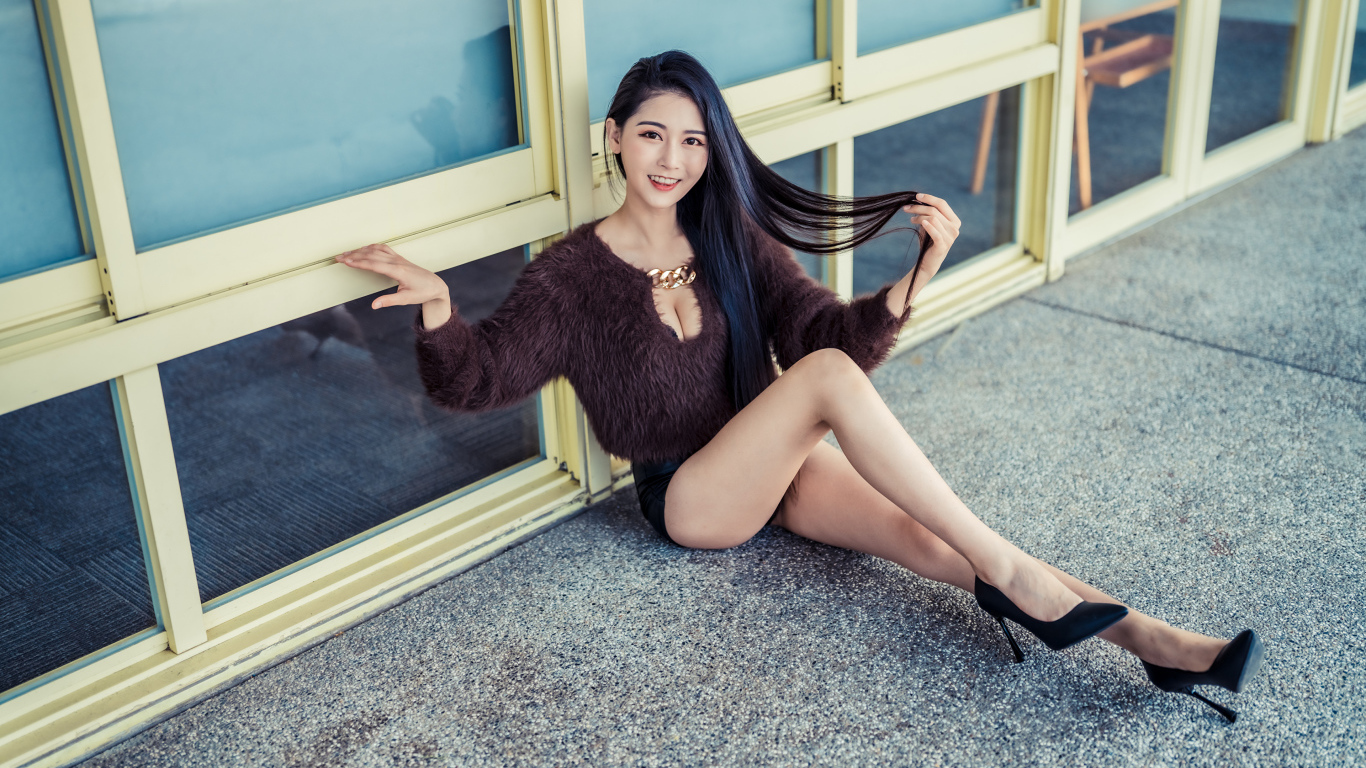 Красивая девушка азиатка в черных туфлях на земле 