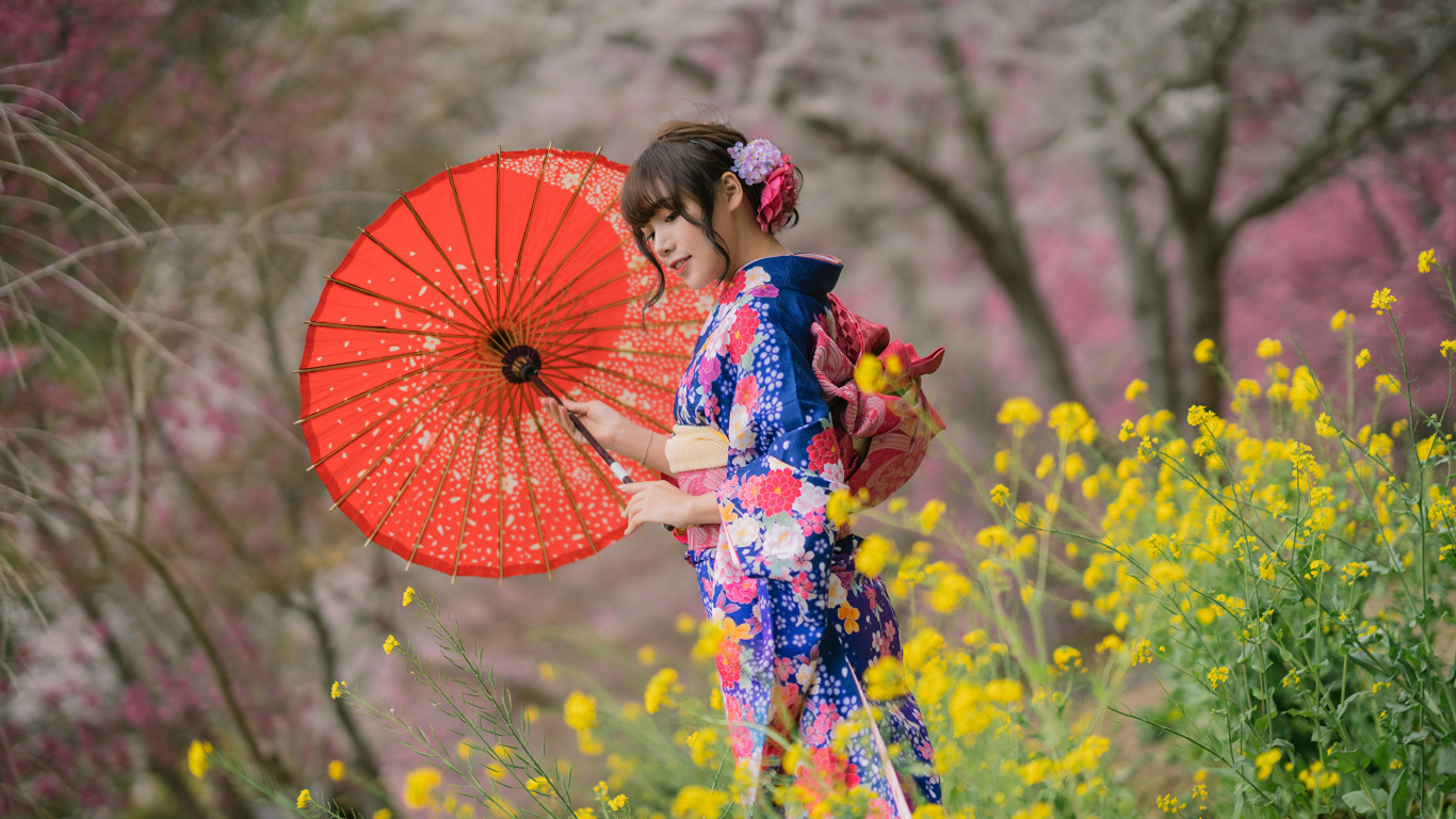 Красивая девушка в кимоно с зонтом в руке 