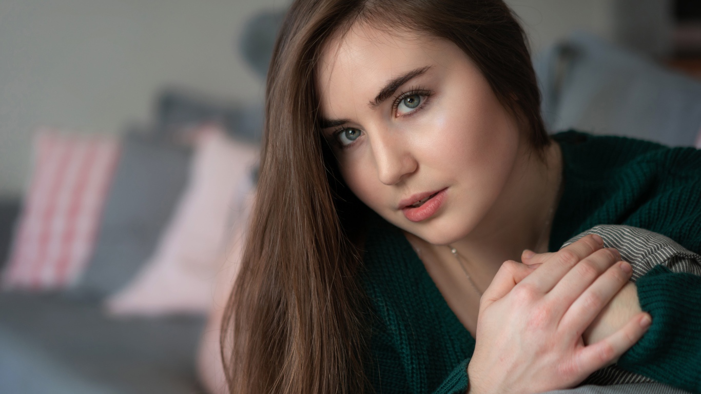 Красивая длинноволосая шатенка с серыми глазами