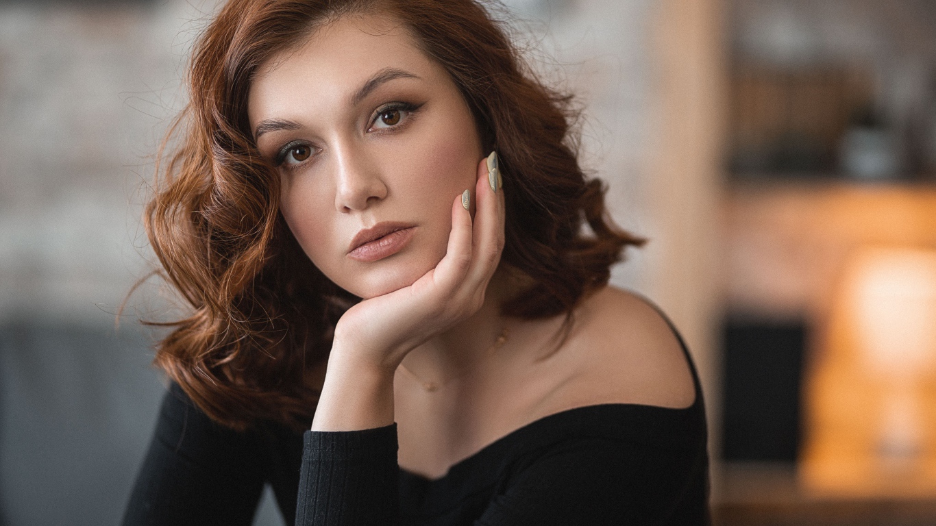 Красивая грустная девушка в черном свитере