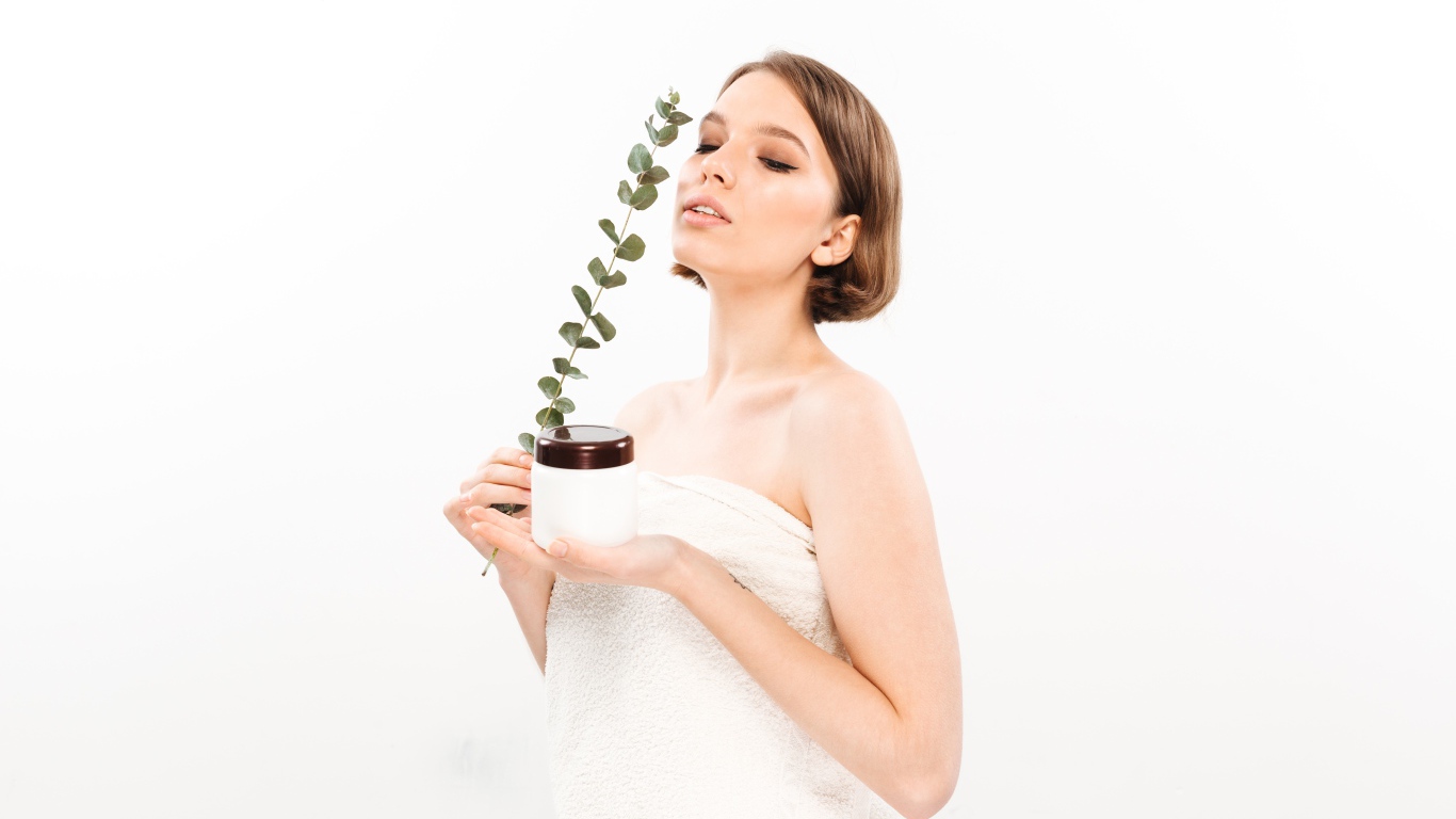 Девушка с кремом на белом фоне 