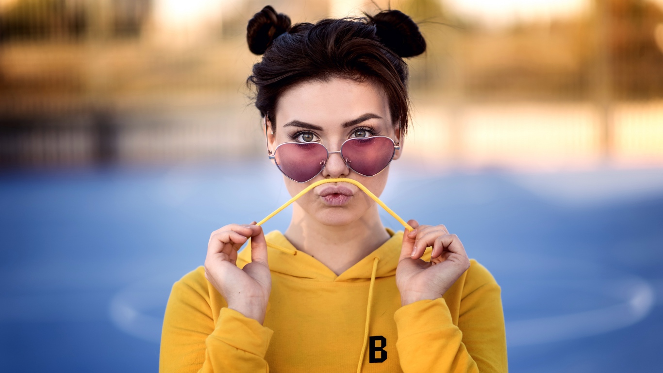 Девушка в очках в желтом худи 